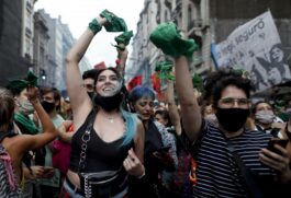Em dezembro, grupos favor&aacute;veis ao projeto fizeram uma vig&iacute;lia durante a vota&ccedil;&atilde;o na C&acirc;mara