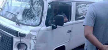 Frente da Kombi ficou amassada com o impacto da colisão com a moto.