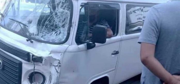 Frente da Kombi ficou amassada com o impacto da colisão com a moto.