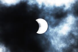 Eclipse solar parcial é visto sob o céu de São Paulo, nesta segunda; Fenômeno acontece quando o Sol, a Terra e a Lua se alinham