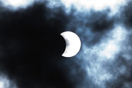 Eclipse solar parcial é visto sob o céu de São Paulo, nesta segunda; Fenômeno acontece quando o Sol, a Terra e a Lua se alinham