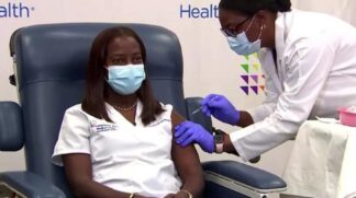 A enfermeira Sandra Lindsay, trabalha no Hospital Judaico de Long Island, e foi a primeira vacinada