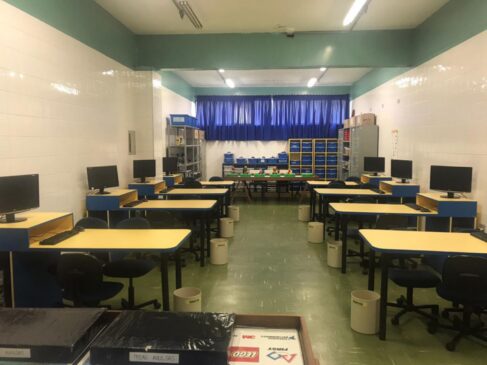 Laboratório de Robótica da EMEF Ângelo Raphael Pellegrino, com os computadores doados