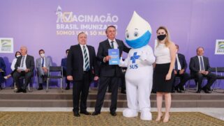 O ministro da Saúde, Eduardo Pazuello, e o presidente Jair Bolsonaro durante divulgação de plano nacional de vacinação