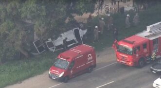 Corpo de Bombeiros informou que 16 pessoas, incluindo o passageiro que morreu, foram atendidas pela corporação e pelo Serviço de Atendimento Móvel de Urgência