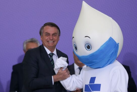 Bolsonaro ao lado do personagem Z&eacute; Gotinha, s&iacute;mbolo da vacina&ccedil;&atilde;o no Brasil