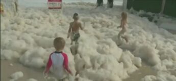 Crianças brincaram com a espuma