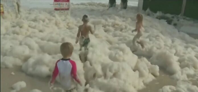 Crianças brincaram com a espuma