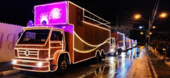 Os caminhões que compõem a Caravana da Coca-Cola são todos iluminados, levando 'Papai Noel e Mamãe Noel'