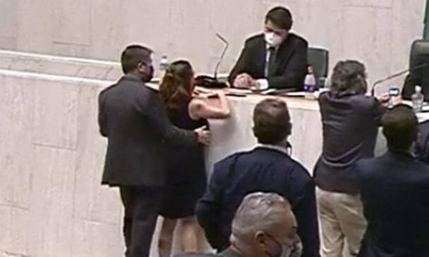 Momento foi flagrado pela TV da Assembleia Legislativa de São Paulo