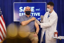 O vice-presidente dos Estados Unidos, Mike Pence recebendo a vacina contra o coronavirus