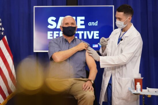 O vice-presidente dos Estados Unidos, Mike Pence recebendo a vacina contra o coronavirus