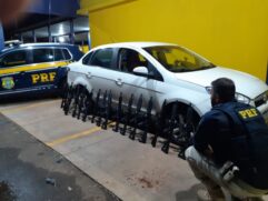 Fuzis foram encontrados em um fundo falso entre o porta-malas e o banco traseiro