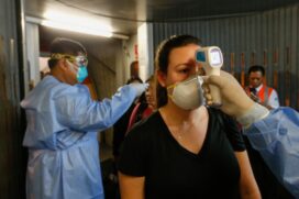 Protocolo de segurança no aeroporto Jorge Chavez, no Peru, após a chegada de passageiros da Europa no começo da pandemia