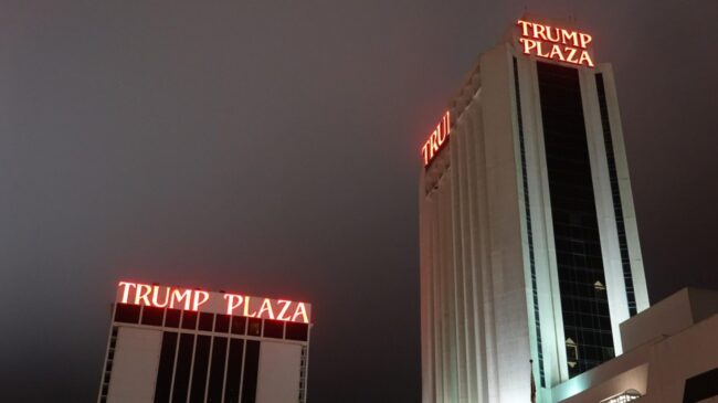 Inaugurado em 1984, o Trump Plaza Hotel e Cassino funcionou até setembro de 2014, quando declarou falência