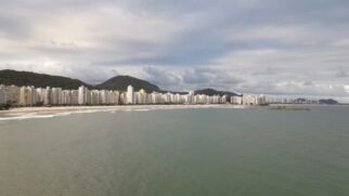 Vista da praia de Pitangueiras, em Guarujá