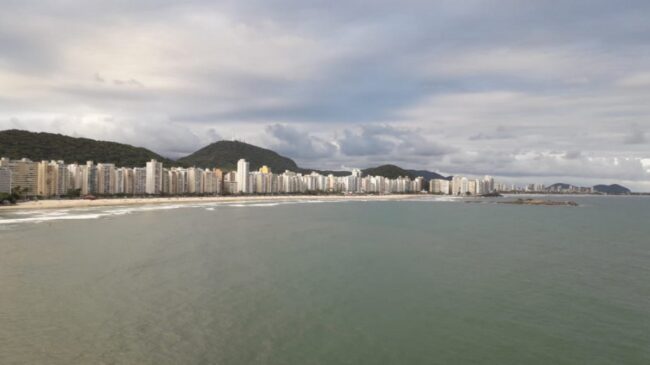 Vista da praia de Pitangueiras, em Guarujá