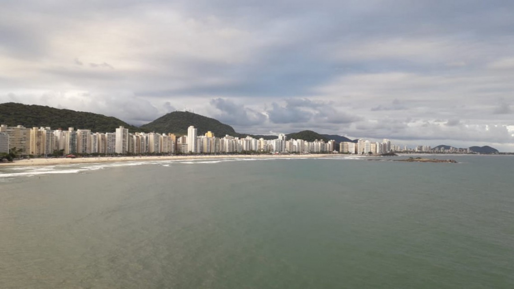 Vista da praia de Pitangueiras, em Guarujá