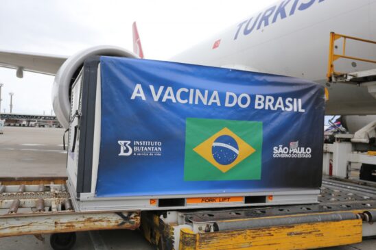 A aeronave vinda da China pousou no Aeroporto de Guarulhos por volta das 11h40 desta segunda