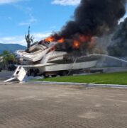 Lancha pega fogo em &aacute;rea de uma marina no bairro Jardim Indai&aacute; em Bertioga