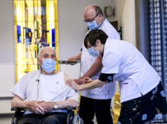 Jos Hermans, de 96 anos, foi o primeiro a receber a vacina contra a Covid-19 na Bélgica