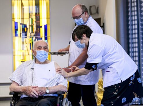 Jos Hermans, de 96 anos, foi o primeiro a receber a vacina contra a Covid-19 na Bélgica