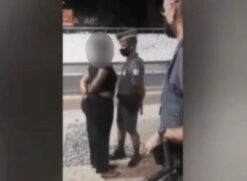 Em um vídeo obtido pelo "G1", a mulher aparece cuspindo em um policial enquanto grita ofensas