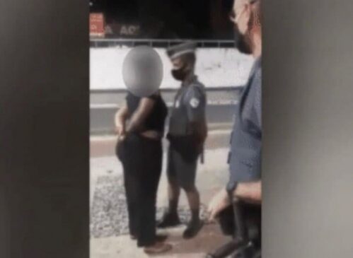 Em um vídeo obtido pelo "G1", a mulher aparece cuspindo em um policial enquanto grita ofensas