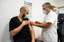 Conforme havia anunciado o presidente Alberto Fernández, a vacinação teve início às 9h
