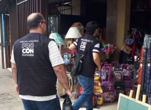 Fiscais durante operação em Sorocaba; entre as irregularidades havia falta de preço de produtos na vitrine