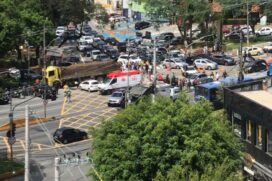 De acordo com testemunhas, dois carros também foram atingidos no acidente e foram jogados dentro da praça Nicola Vivilehio