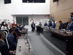 Posse de Válter Suman foi marcada por discursos curtos e emoção do prefeito reeleito