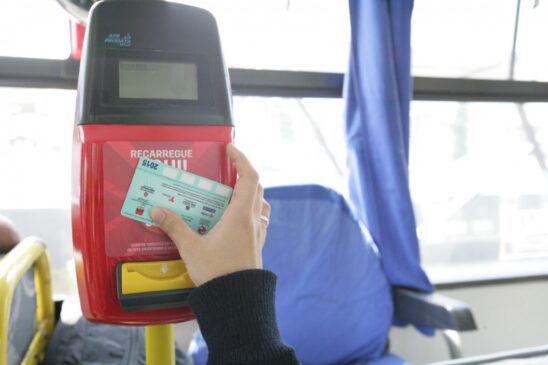 Para ter acesso à novidade, o passageiro deverá levar seu cartão do Bilhete Único comum e aproximá-lo de um dos equipamentos de recarga dos terminais, estações ou nos ônibus