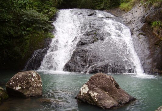 &Aacute;GUAS DA PRATA. Tem dez fontes de &aacute;gua mineral e 58 cachoeiras, como a de Sete Quedas (foto). Para chegar at&eacute; a cidade, use a rodovia dos Bandeirantes e siga as indica&ccedil;&otilde;es da via