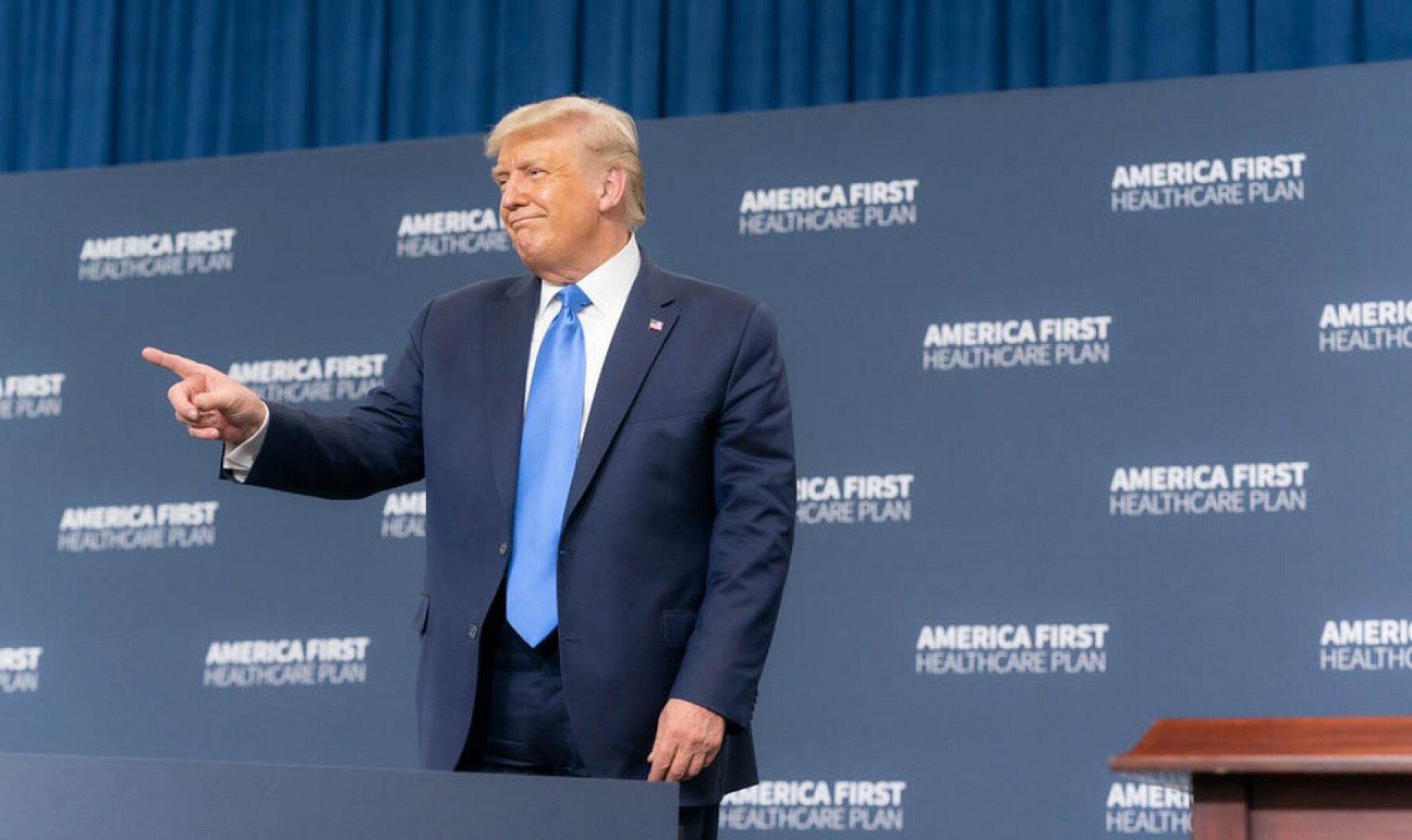 É o primeiro desafio público a Trump desde que a figura mais popular do Partido Republicano anunciou sua candidatura em novembro