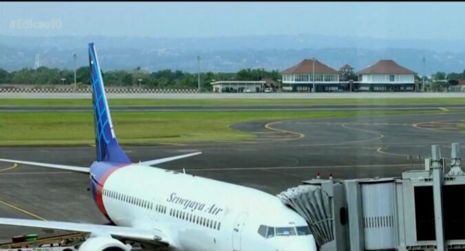 De acordo com o site especializado FlightRadar24, a aeronave fazia o voo 182 e perdeu mais de 10 mil pés de altitude em menos de um minuto