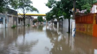 Córrego Ipiranga transbordou e alagou vias da zona sul