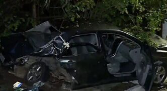Um dos carros envolvidos no acidente ficou totalmente destruído
