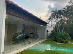 Em um dos endereços dos alvos da investigação os agentes da Polícia Federal encontraram um helicóptero na garagem