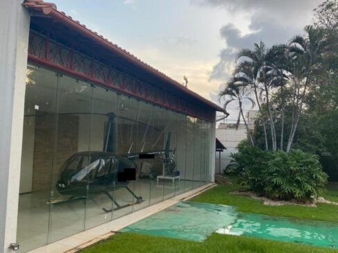 Em um dos endereços dos alvos da investigação os agentes da Polícia Federal encontraram um helicóptero na garagem