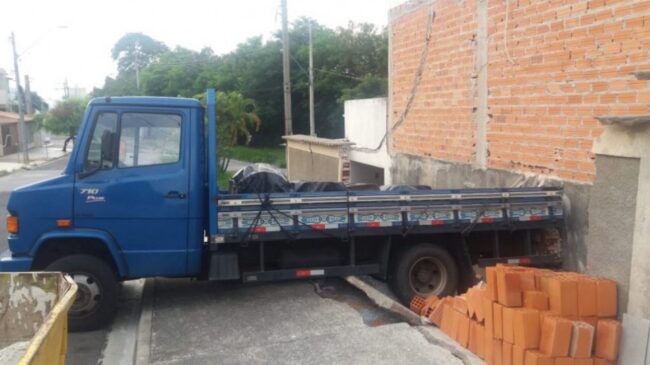 Caminhoneiro perdeu o controle do veículo e invadiu uma casa no Jardim Dois Corações, em Sorocaba; ninguém ficou ferido