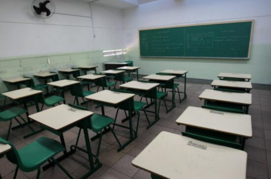 Os resultados revelam que a violência nessas áreas não só afeta negativamente as notas de matemática e português dos alunos, mas também contribui para o aumento da taxa de desistência escolar
