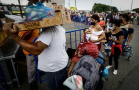 Fila começou no pátio do entreposto (portão 7), na Vila Leopoldina (zona oeste) e seguiu até a rua Hayden (portão 1)