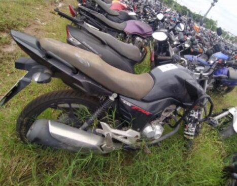 Uma moto Honda CG 150 Fan possui lance inicial de R$ 4,9 mil