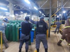 Policiais militares levam cilindros de oxigênio que chegaram em Manaus, trazidos por aviões da FAB