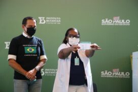 Após receber a dose, enfermeira ganhou do governador João Doria (PSDB) um selo simbólico com os dizeres "Estou vacinado pelo Butantan" e uma pulseira com a frase "Eu me vacinei"