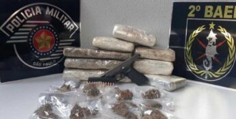 Foram localizados na residência o total de 7 tijolos de maconha, 1 tijolo de cocaína e uma sacola com uma balança de precisão e apetrechos para embalo de entorpecentes, além de porções de maconha e a quantia de R$ 1000