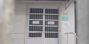Cartaz mostra que CER sofreu pela sétima vez roubo da sua fiação em quatro meses e novamente todas as terapias estão suspensas