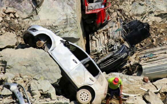 Carros encontrados em lago de pedreira de Salto de Pirapora