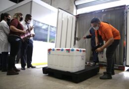 Às 8h desta segunda-feira, dois caminhões sairam do Centro de Distribuição e Logística (CDL) da Capital